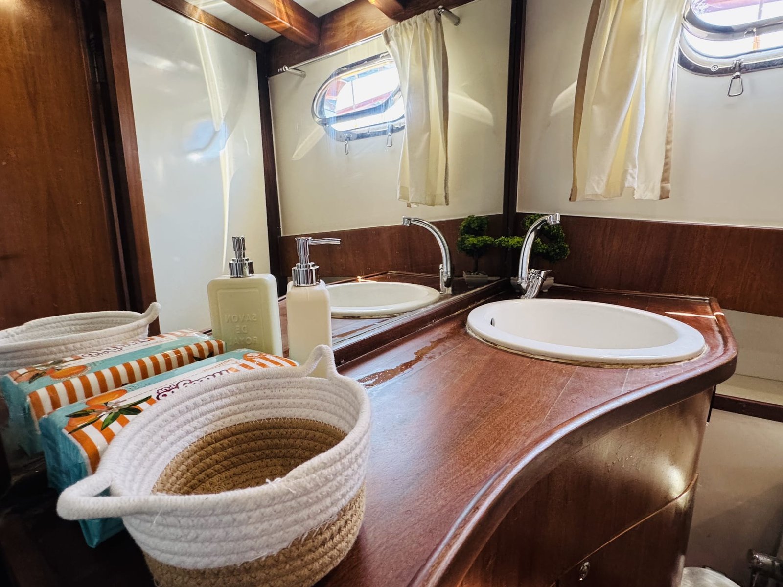 35f003fa-b265-4e58-9a25-4b859b89cf84