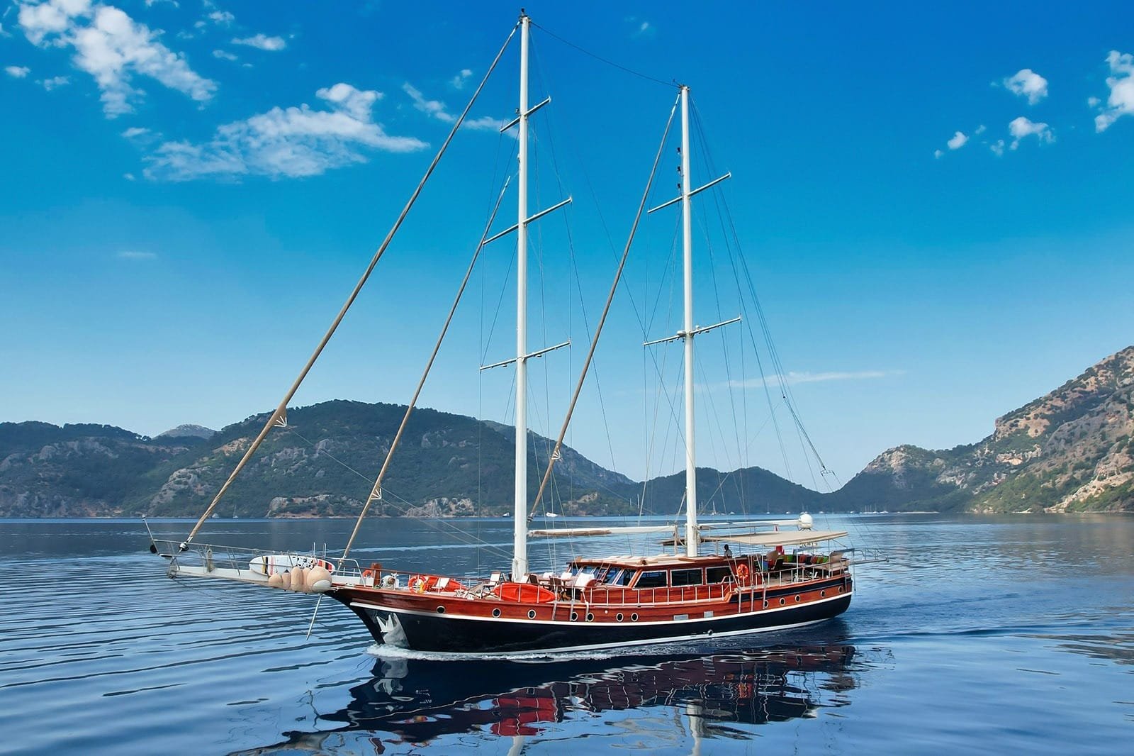 Discover where to check in for Bodrum Daily Yachts. City centre, Yalikavak Marina, Torba, Turkbuku and hotel beach pickups explained by Aren Yachting