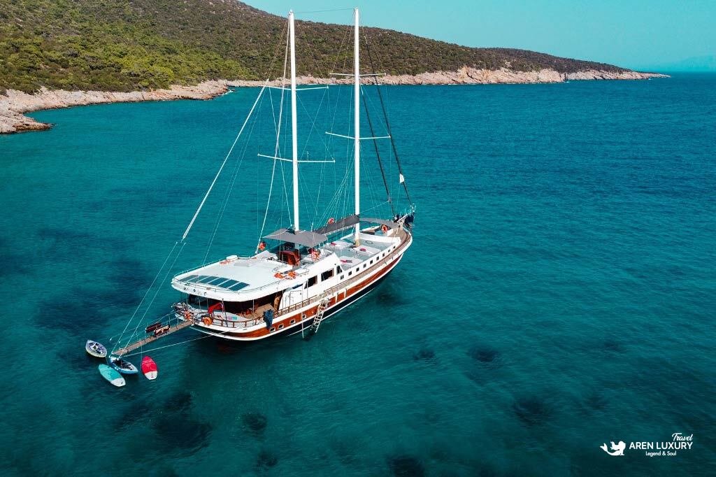 gulet-holiday-guide-aerial-perspective Aerial top-down view of Gulet Bodrum Queen on deep blue sea.