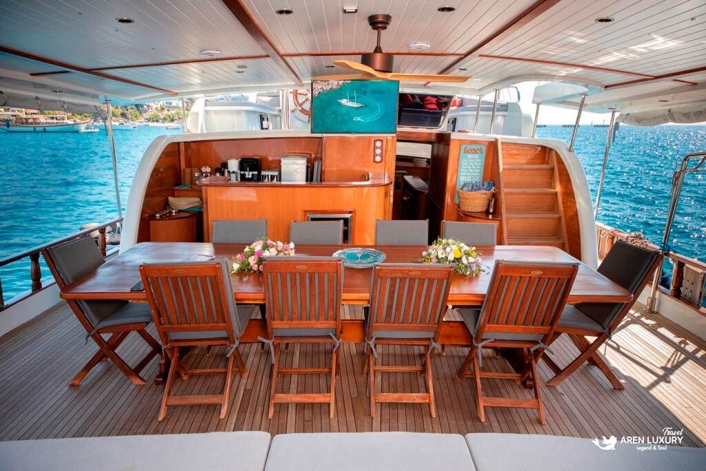 bodrum-queen-gulet-luxury-charter-turkey (6) Bodrum Queen Gulet outdoor dining area on deck during luxury gulet charter in Bodrum Turkey