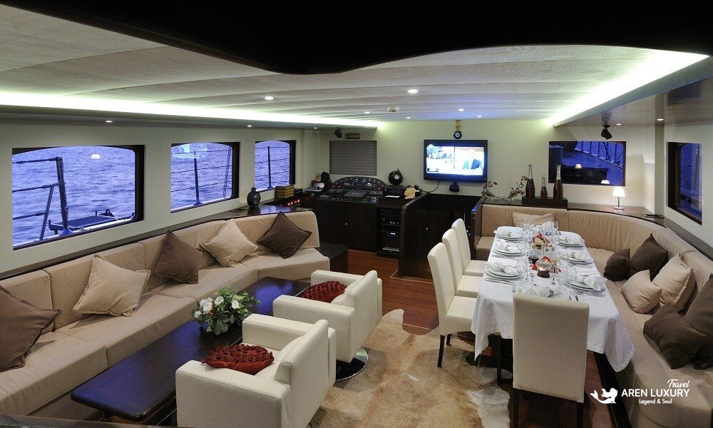 Casa-Dell-Arte-2-Gulet-Night-Lounge-Event Elegant night event on the illuminated teak deck of Casa Dell'Arte 2 luxury gulet in Bodrum, featuring ambient lighting and social lounge areas.