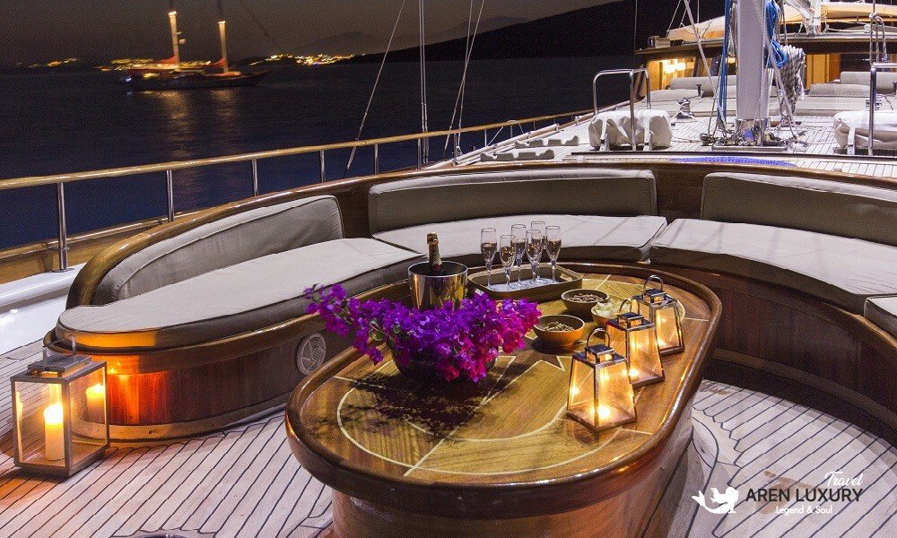 Cobra King gulet luxury dining table with champagne and flowers