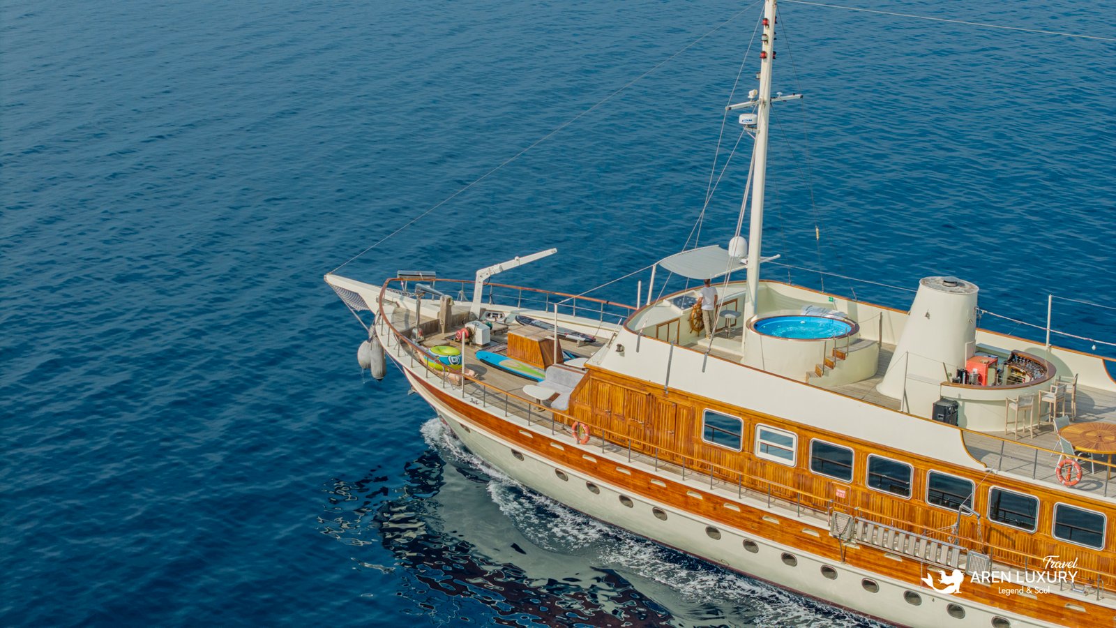 elara-1-gulet-deck-jacuzzi-amenities Detailed deck shot of Elara 1 gulet featuring the onboard jacuzzi and outdoor dining lounge.