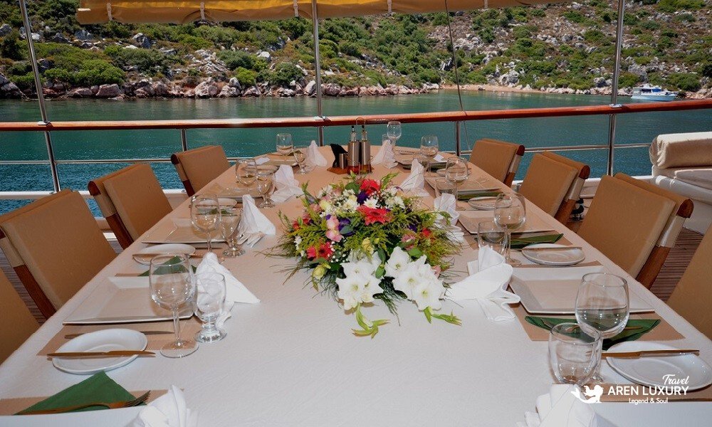 gulet-c-taner-2-turkey-charter Exquisite dining table setup on a Gulet C Taner 2 Charter Turkey for 16 guests.