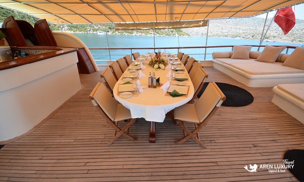 gulet-c-taner-2-turkey-charter Luxury alfresco dining table on the aft deck of Gulet C Taner 2 in Turkey.