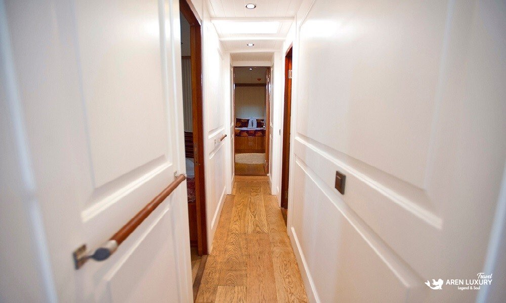 weekly-gulet-charter-maske-2-cabin-hallway Weekly gulet charter Maske 2 bright corridor leading to luxury cabins