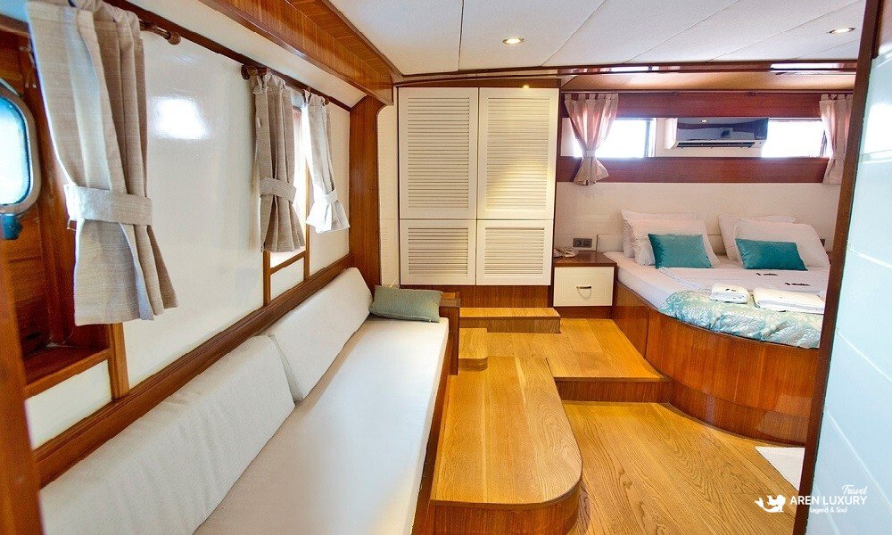 weekly-gulet-charter-maske-2-master-suite-lounge Weekly gulet charter Maske 2 master suite featuring a luxury circular bed and extensive side lounge seating