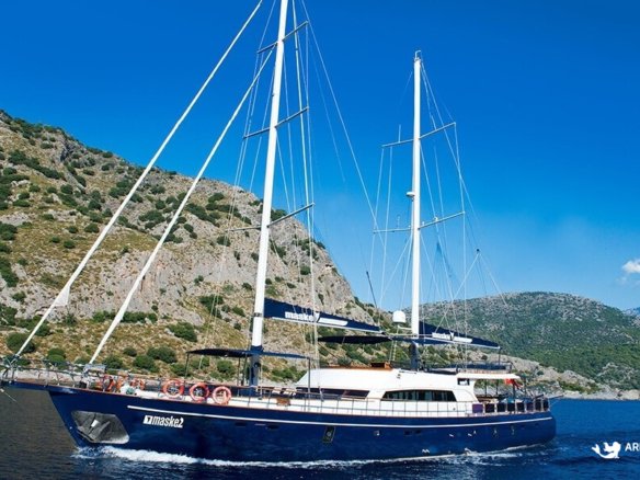 Weekly gulet charter Maske 2 cruising along the scenic Bodrum coastline