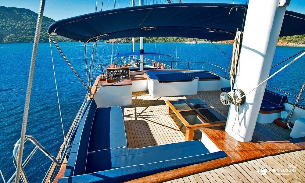 weekly-gulet-charter-maske-2-deck-lounge Weekly gulet charter Maske 2 spacious aft deck lounge and steering station
