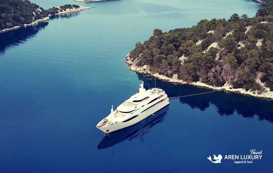 Luxury yacht charter Maraya cruising in the Mediterranean Sea