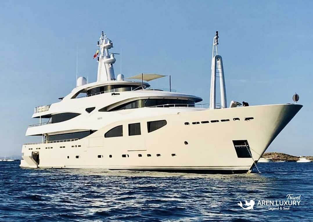 Luxury yacht charter Maraya cruising in the Mediterranean Sea