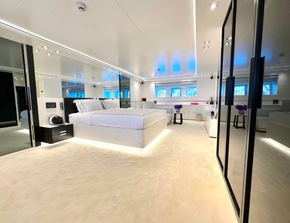 Luxury Master Suite aboard Vertigo Yacht Charter