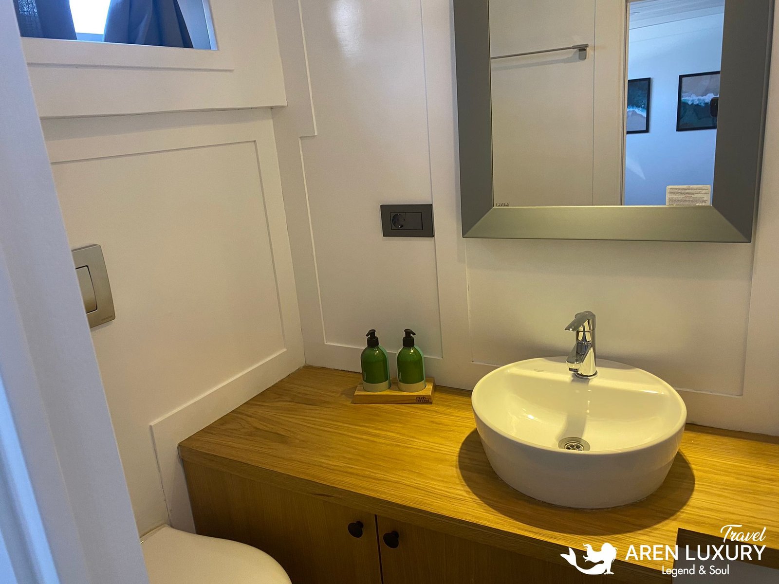 Gulet Albatros M Modern En-suite Bathroom Modern yacht bathroom on Gulet Albatros M featuring a stylish vessel sink, wooden vanity, and large mirror.