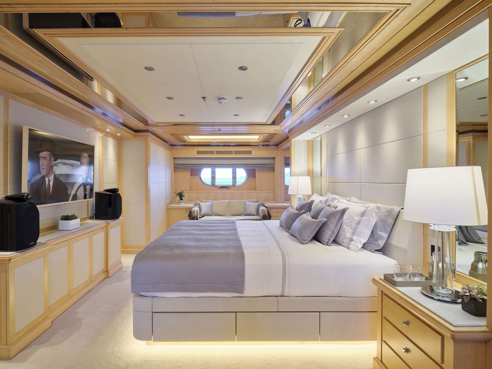Mega Motor Yacht INVADER