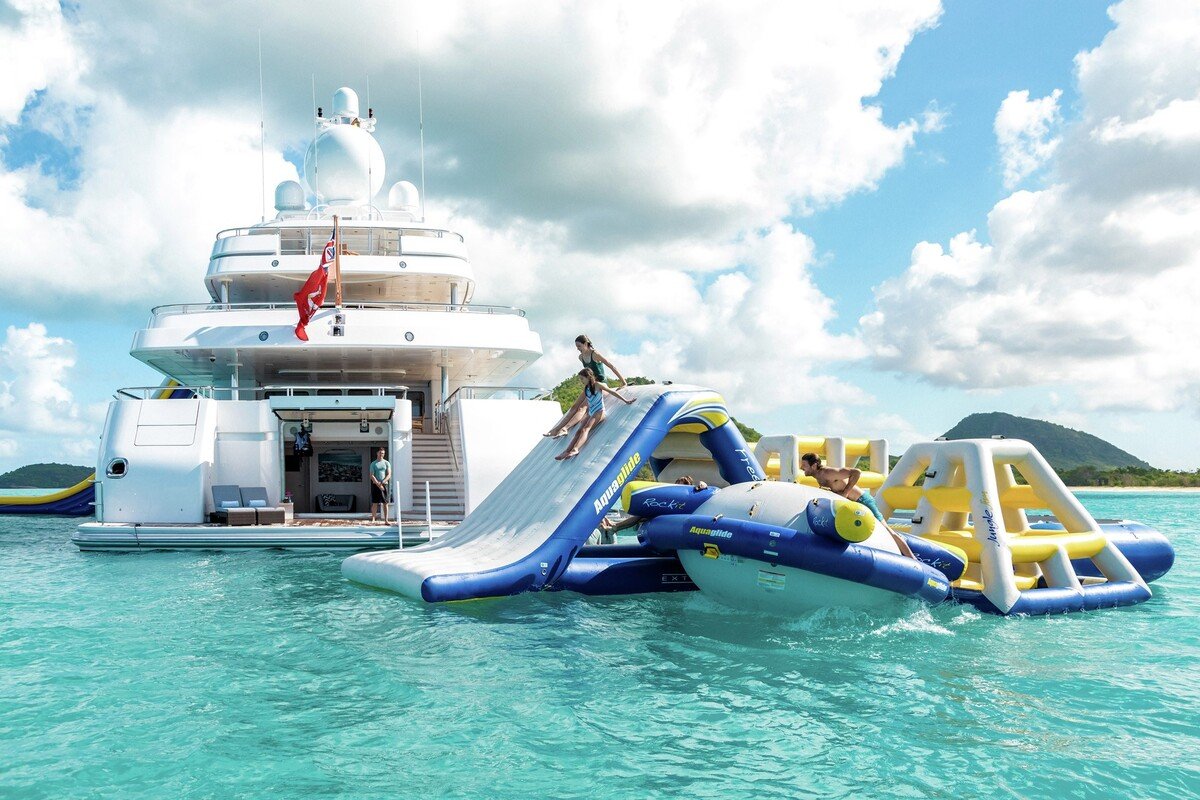 ü Mega Motor Yacht TITANIA