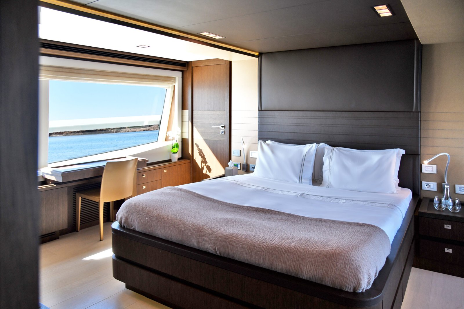 Luxury Motor Yacht INFINITAS