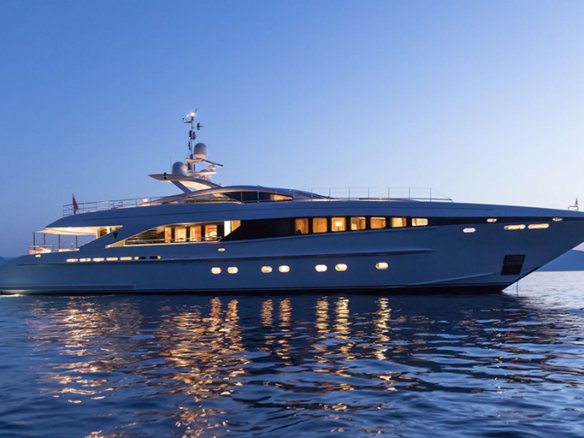 Luxury Motor Yacht L’EQUINOX